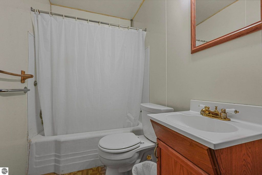 Image 20 of property listing at 8274 E 30 3/4 Road, Cadillac, MI 49601