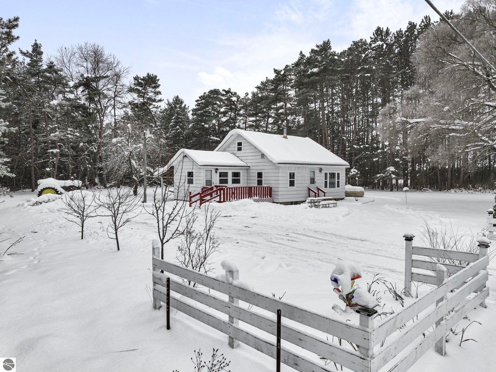 Image 3 of property listing at 8274 E 30 3/4 Road, Cadillac, MI 49601