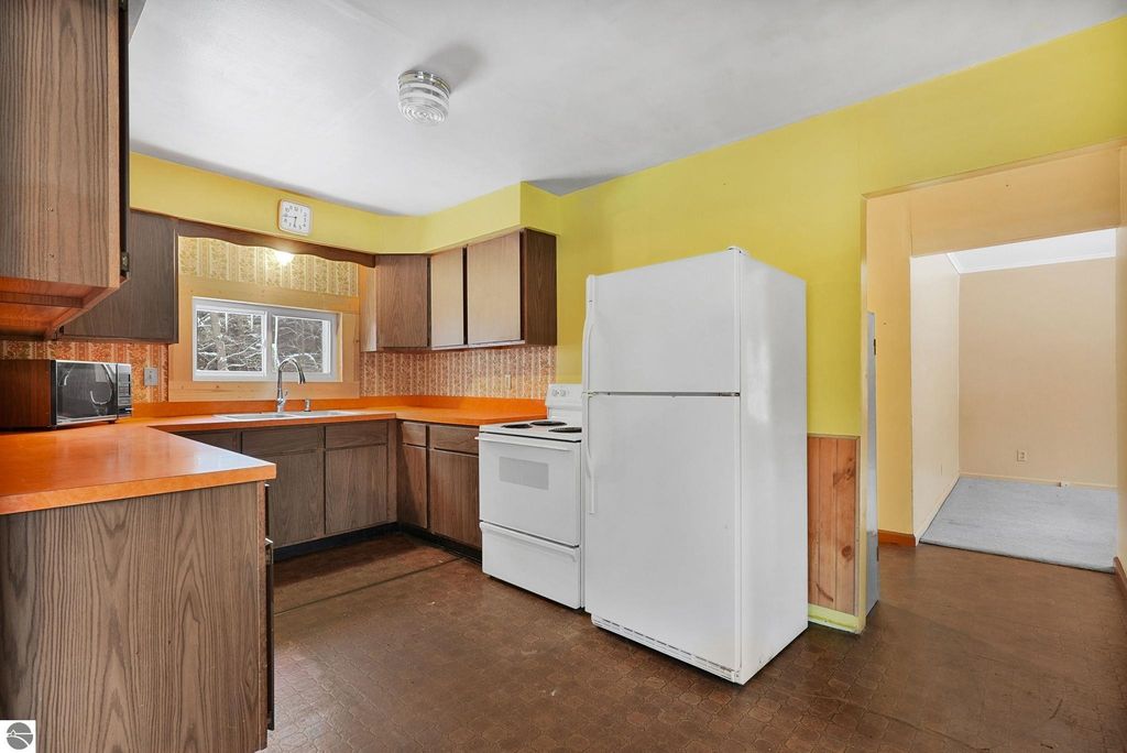 Image 30 of property listing at 8274 E 30 3/4 Road, Cadillac, MI 49601