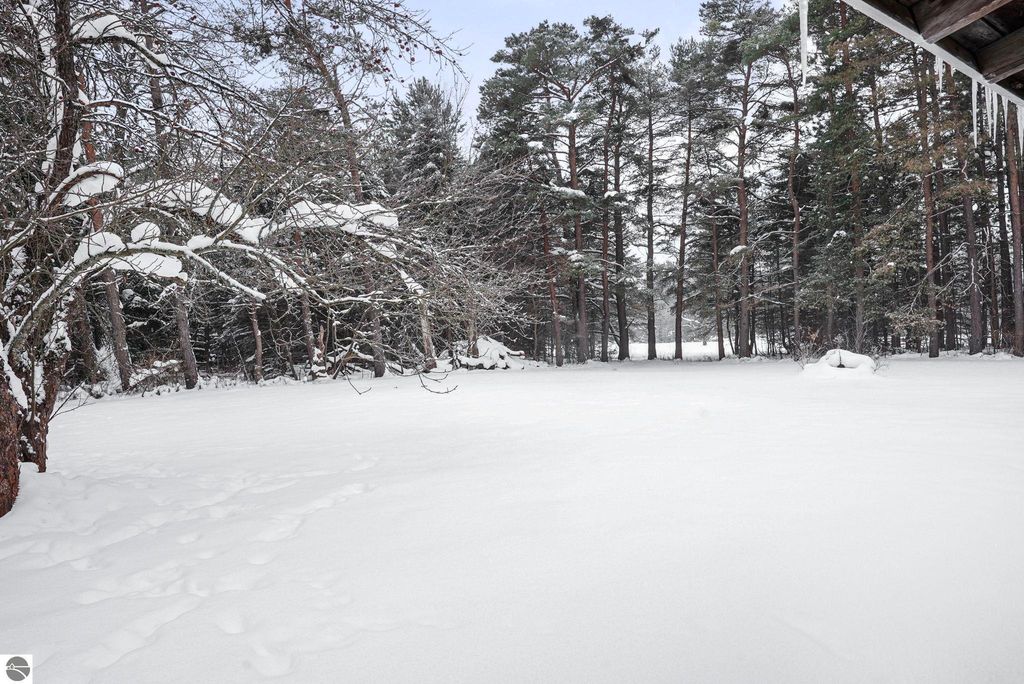 Image 37 of property listing at 8274 E 30 3/4 Road, Cadillac, MI 49601