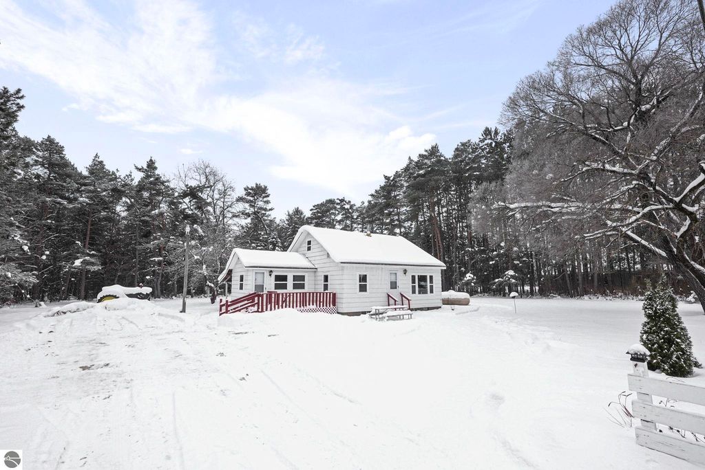 Image 39 of property listing at 8274 E 30 3/4 Road, Cadillac, MI 49601