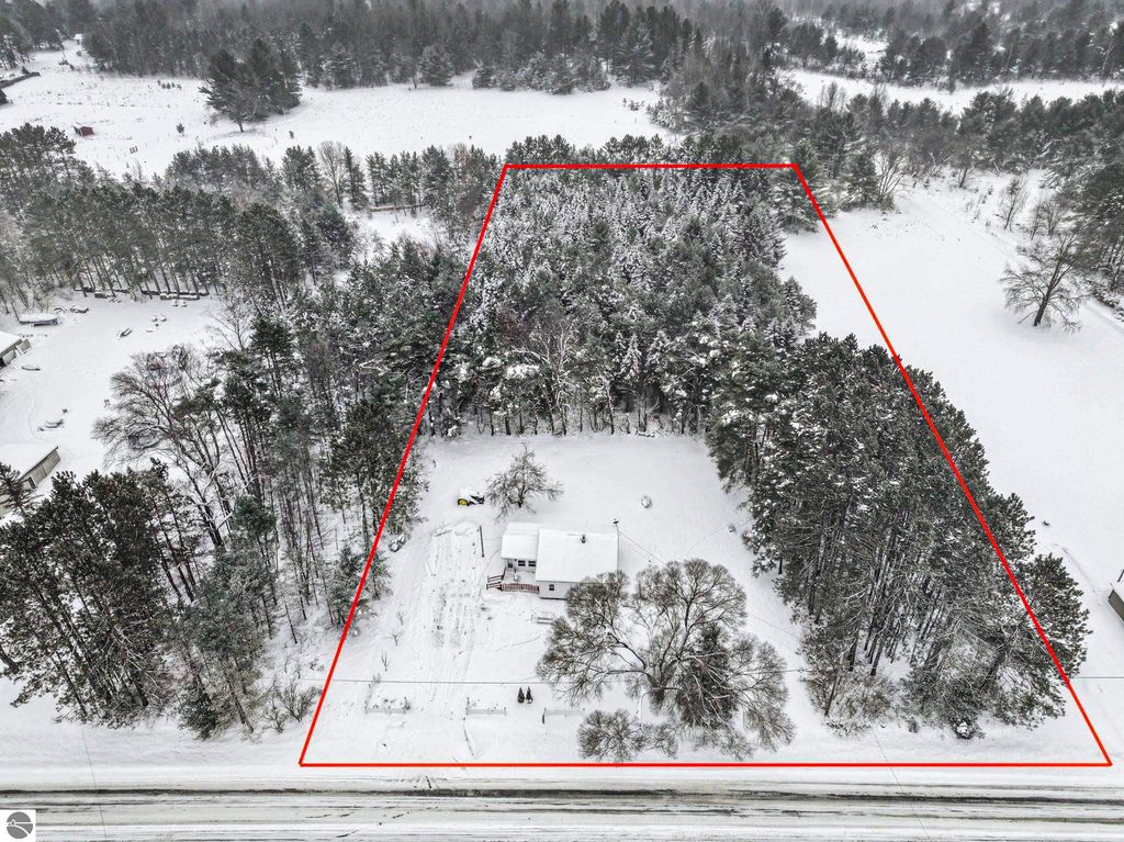 Image 4 of property listing at 8274 E 30 3/4 Road, Cadillac, MI 49601