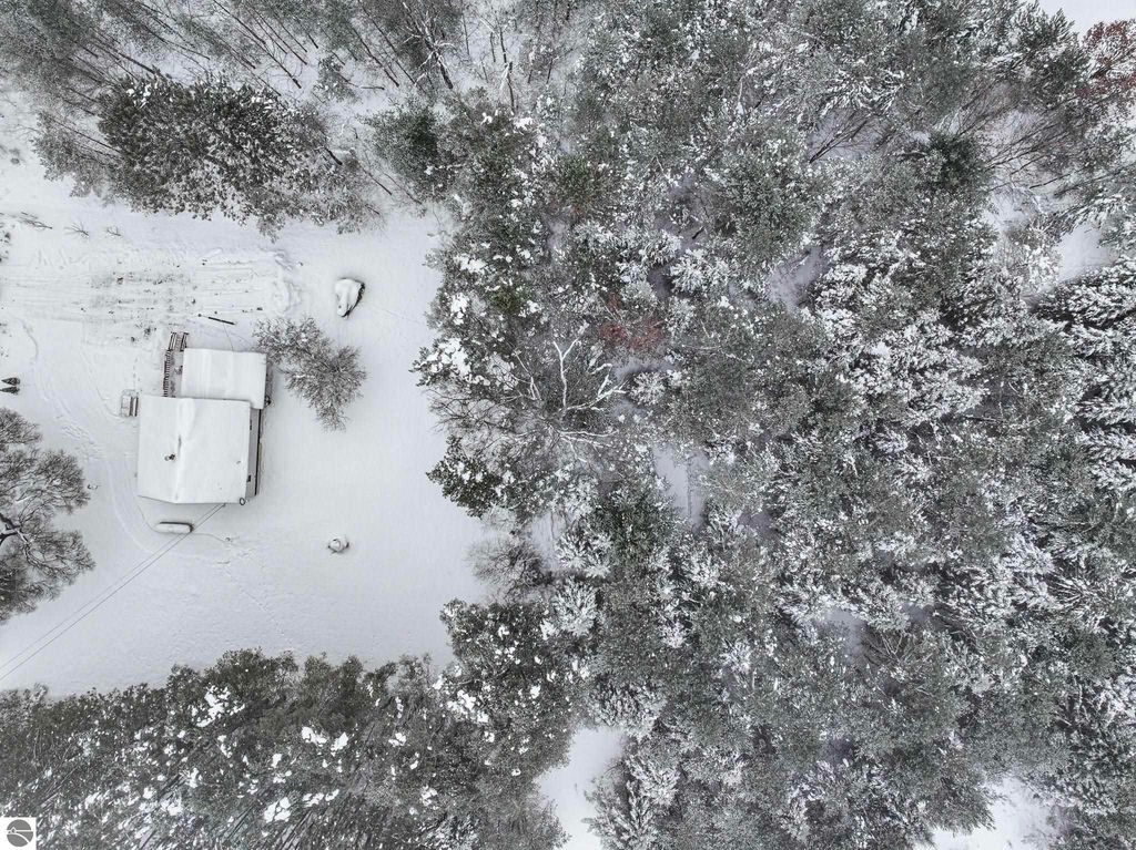 Image 5 of property listing at 8274 E 30 3/4 Road, Cadillac, MI 49601