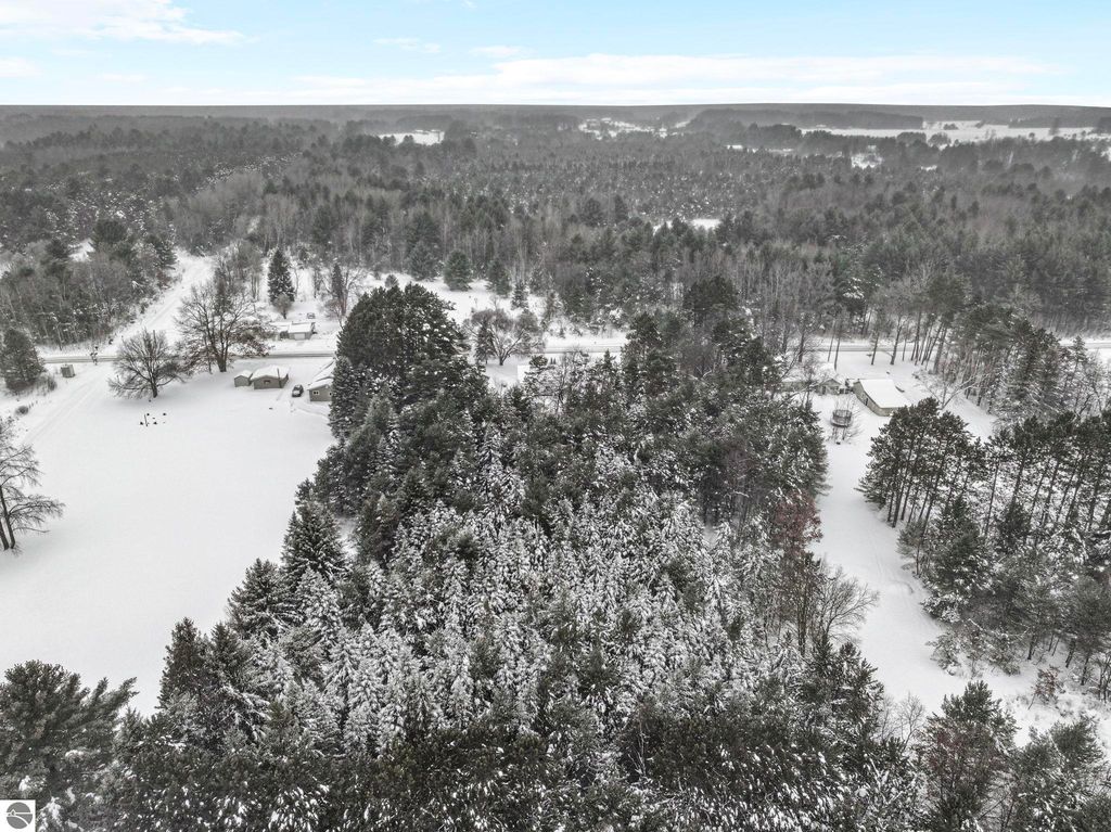 Image 6 of property listing at 8274 E 30 3/4 Road, Cadillac, MI 49601