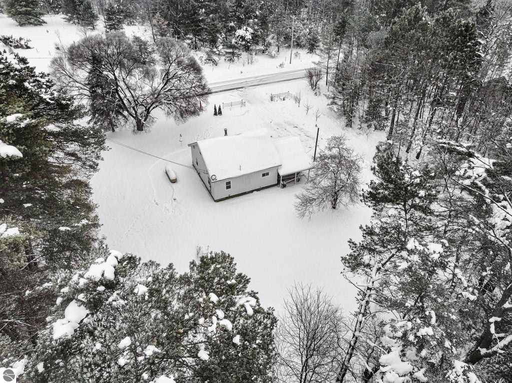 Image 7 of property listing at 8274 E 30 3/4 Road, Cadillac, MI 49601