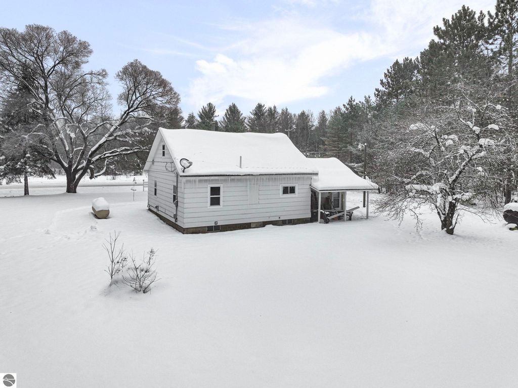 Image 8 of property listing at 8274 E 30 3/4 Road, Cadillac, MI 49601