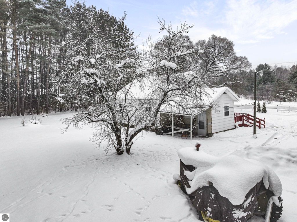 Image 9 of property listing at 8274 E 30 3/4 Road, Cadillac, MI 49601