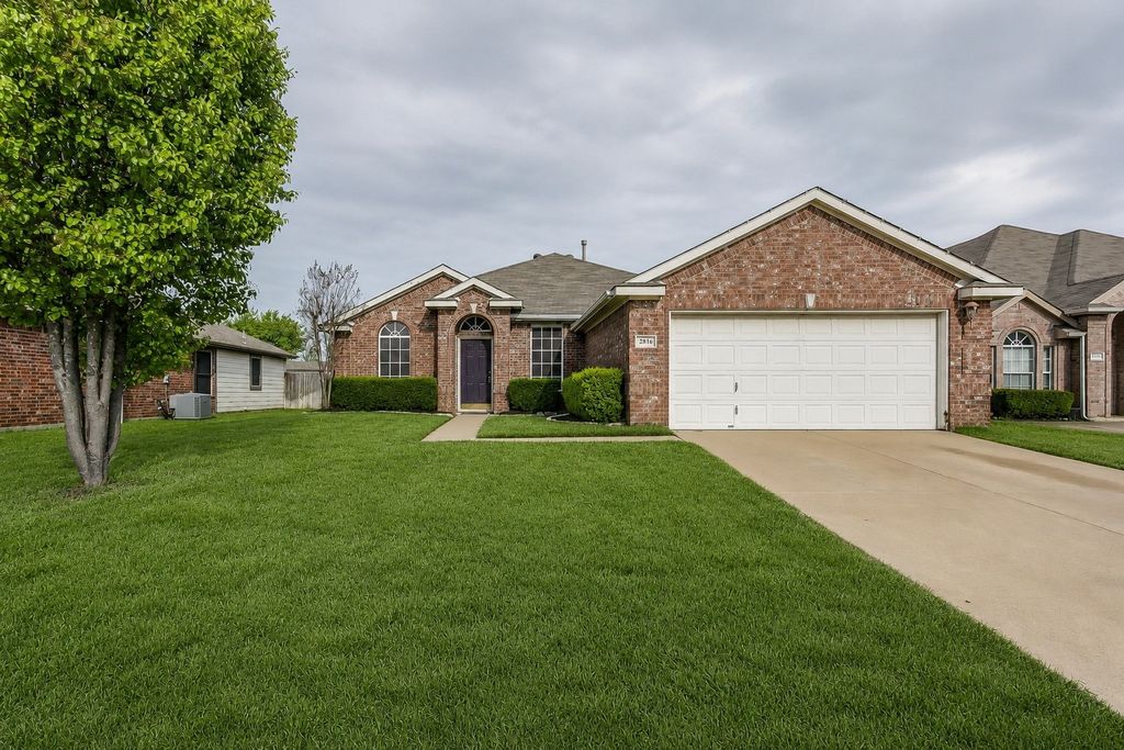 2816 Oakdale Drive, Burleson, TX 76028