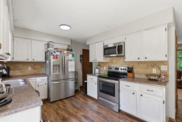 115 W April Dr, Mulvane, KS 67110