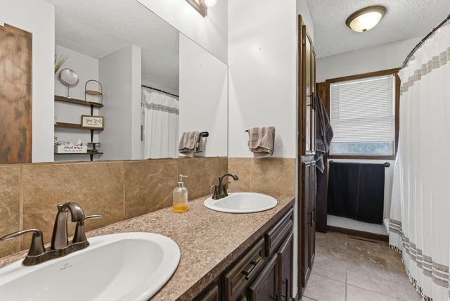 115 W April Dr, Mulvane, KS 67110