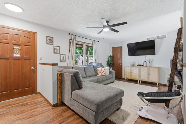 115 W April Dr, Mulvane, KS 67110