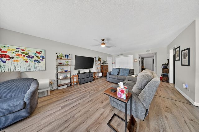 430 29th Street Drive SE 8, Cedar Rapids, IA 52403