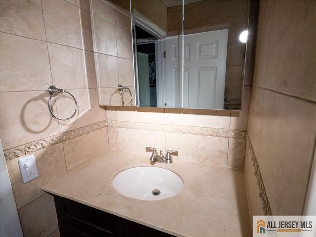 2 Missouri Court 185, Old Bridge, NJ 07747