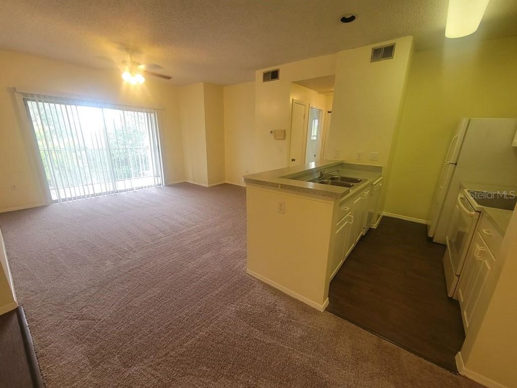 Image 5 of property listing at 10020 STRAFFORD OAK COURT 923, Tampa, FL 33624