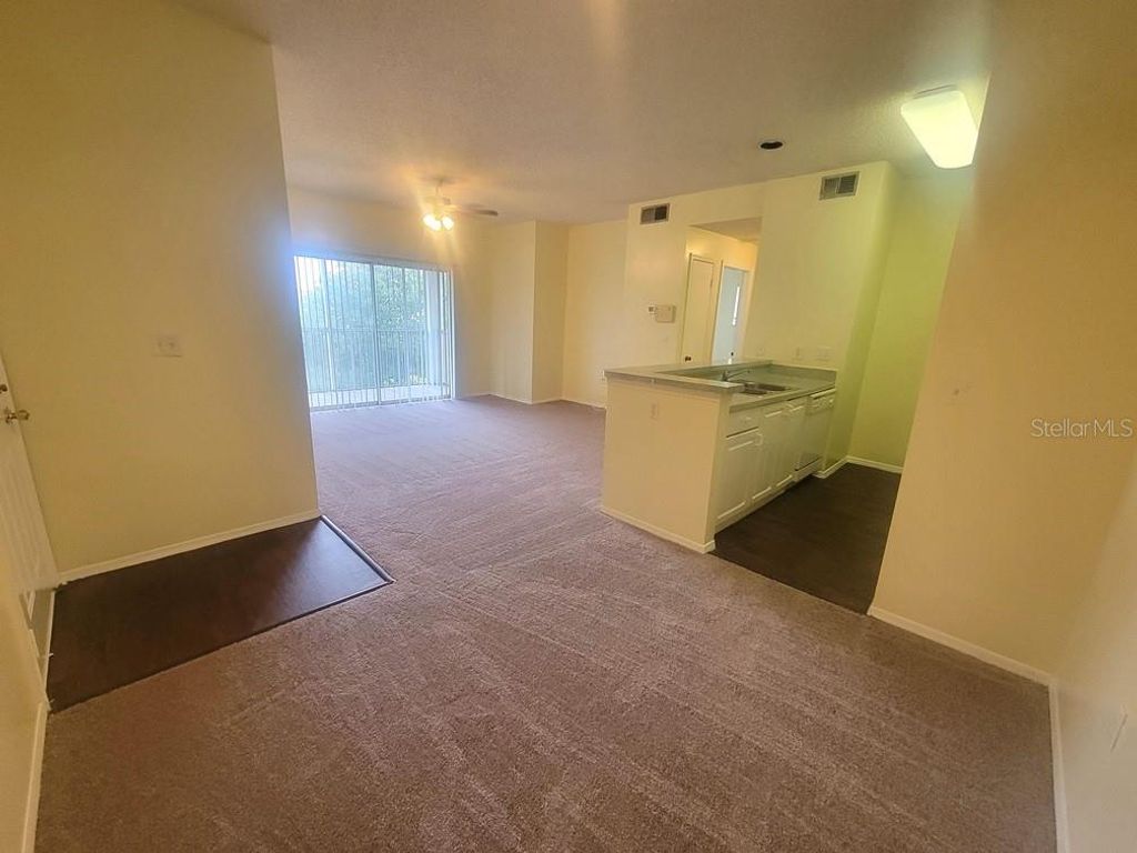 Image 6 of property listing at 10020 STRAFFORD OAK COURT 923, Tampa, FL 33624