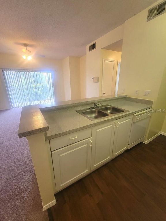 Image 8 of property listing at 10020 STRAFFORD OAK COURT 923, Tampa, FL 33624