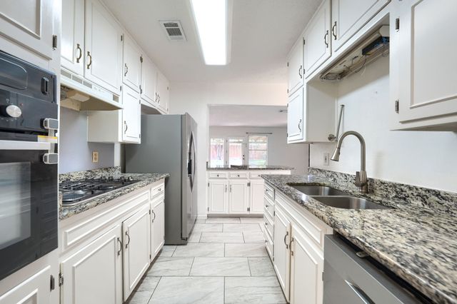 821 Prestwick Street, Bedford, TX 76022