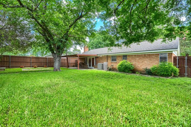 821 Prestwick Street, Bedford, TX 76022
