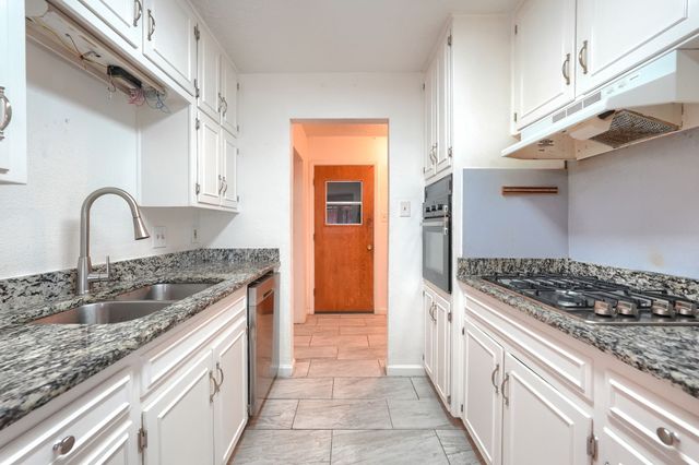 821 Prestwick Street, Bedford, TX 76022
