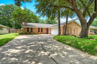 821 Prestwick Street, Bedford, TX 76022