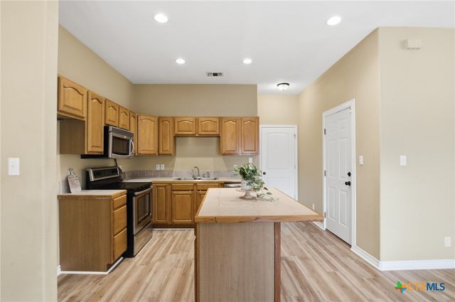 516 Versailles Street, Victoria, TX 77904