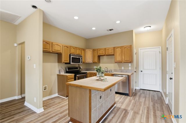 516 Versailles Street, Victoria, TX 77904