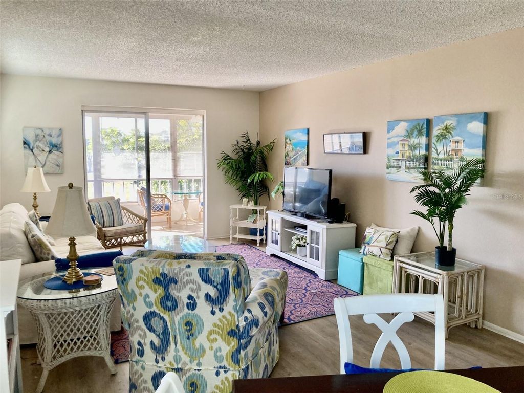 Image 5 of property listing at 304 47TH AVENUE DRIVE W 307, Bradenton, FL 34207