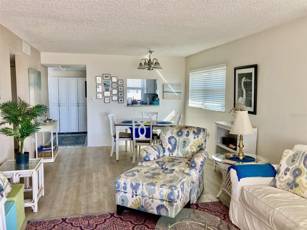 Image 7 of property listing at 304 47TH AVENUE DRIVE W 307, Bradenton, FL 34207