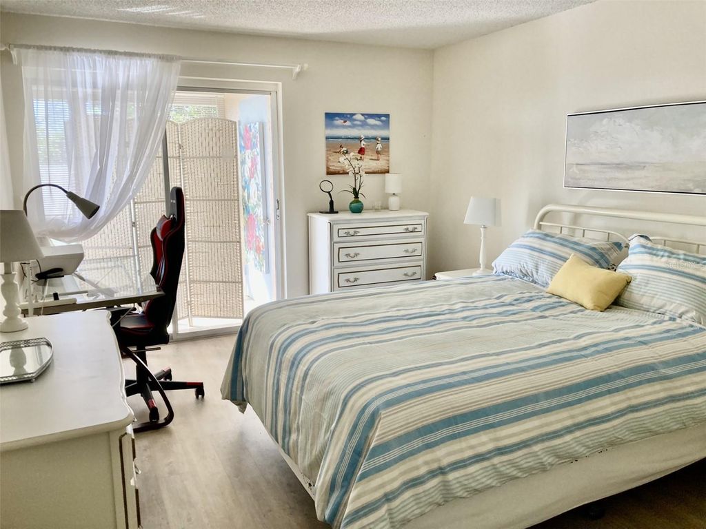 Image 8 of property listing at 304 47TH AVENUE DRIVE W 307, Bradenton, FL 34207