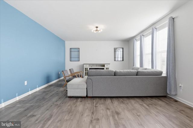 889 BARKSDALE DR, Charles Town, WV 25414