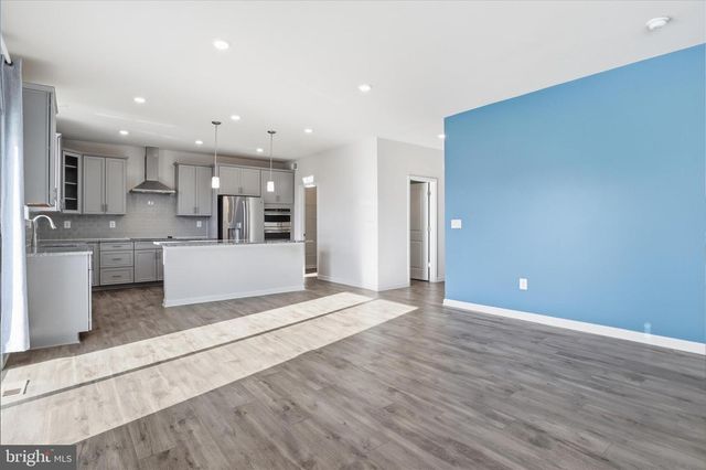 889 BARKSDALE DR, Charles Town, WV 25414