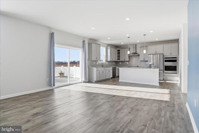 889 BARKSDALE DR, Charles Town, WV 25414