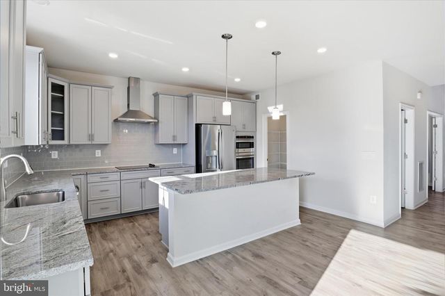 889 BARKSDALE DR, Charles Town, WV 25414