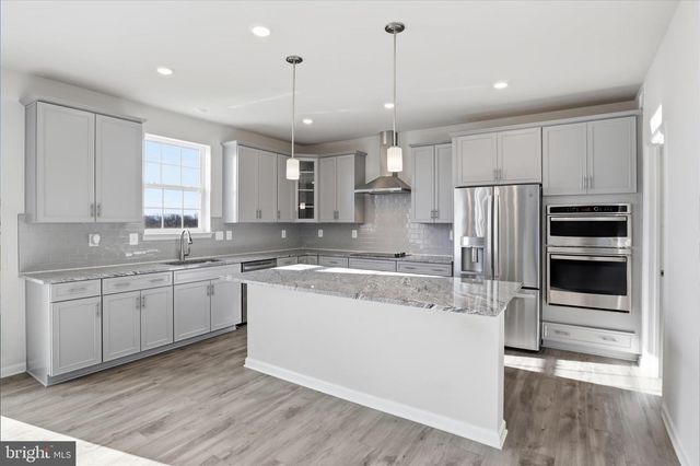 889 BARKSDALE DR, Charles Town, WV 25414