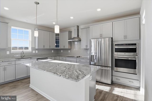 889 BARKSDALE DR, Charles Town, WV 25414