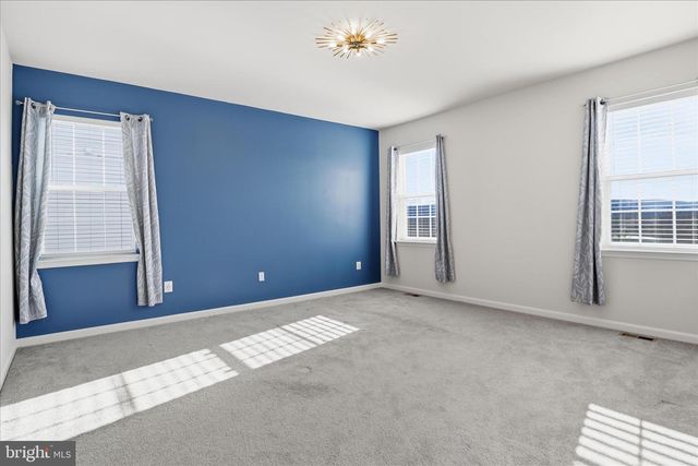 889 BARKSDALE DR, Charles Town, WV 25414