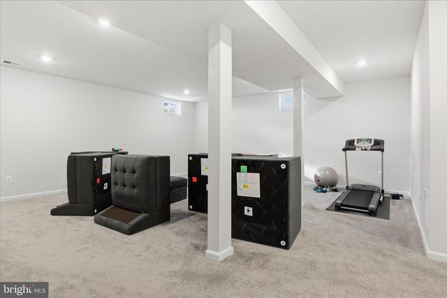 889 BARKSDALE DR, Charles Town, WV 25414