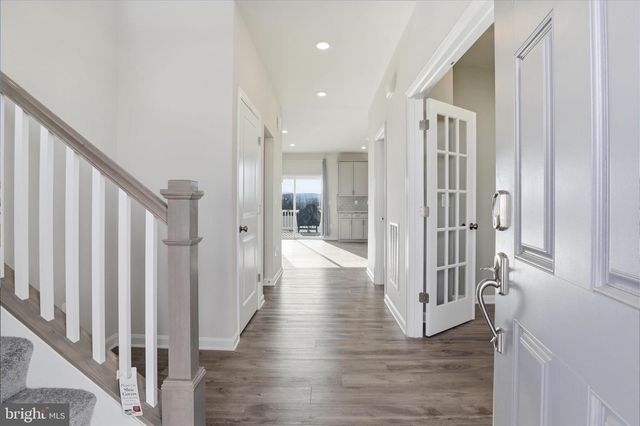 889 BARKSDALE DR, Charles Town, WV 25414