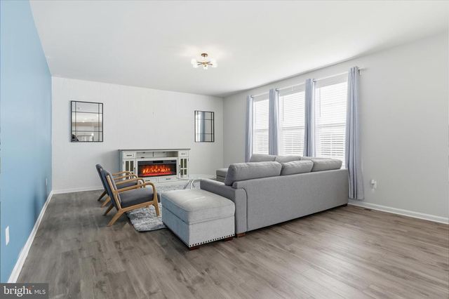 889 BARKSDALE DR, Charles Town, WV 25414