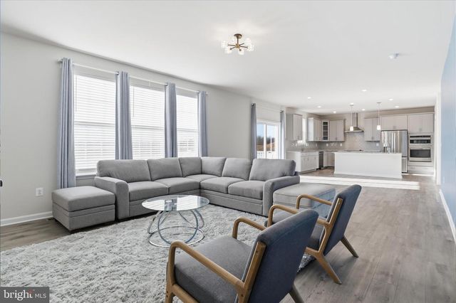 889 BARKSDALE DR, Charles Town, WV 25414