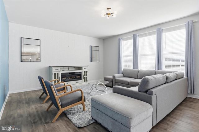 889 BARKSDALE DR, Charles Town, WV 25414