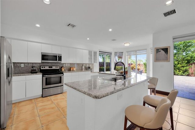 7301 NW 107th Pl, Doral, FL 33178