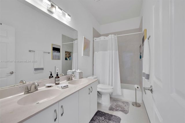7301 NW 107th Pl, Doral, FL 33178