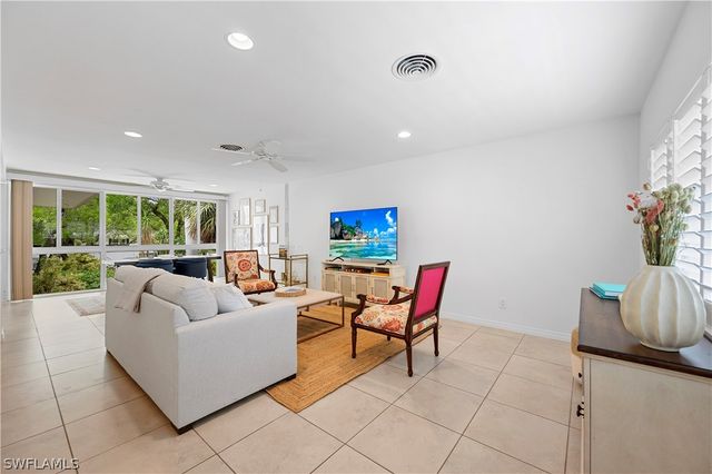 1340 Crayton RD 4, Naples, FL 34102