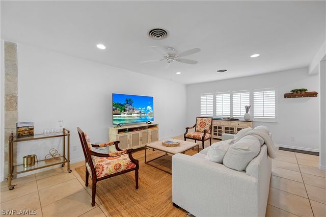 1340 Crayton RD 4, Naples, FL 34102