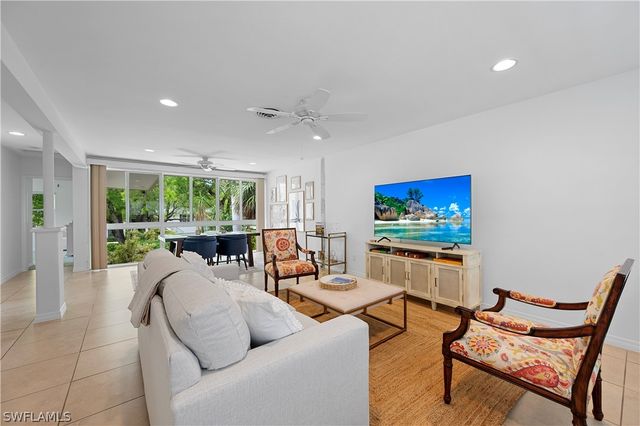 1340 Crayton RD 4, Naples, FL 34102