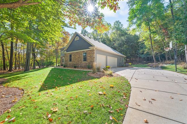 1560 Stonecreek Drive, Niles, MI 49120