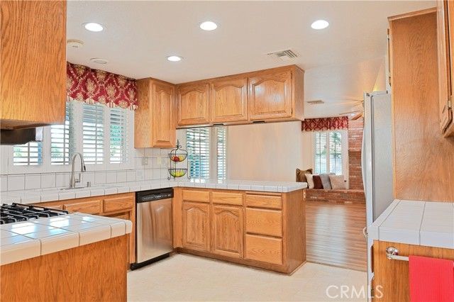 43119 Roulette, Lancaster, CA 93536