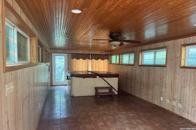 2204 EDISON DR, San Antonio, TX 78201