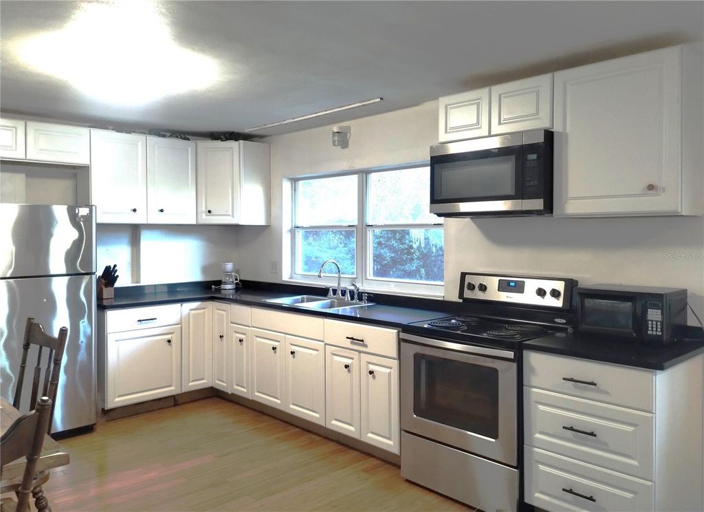 Image 11 of property listing at 417 E MAIN STREET, Dundee, FL 33838